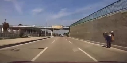 Bursa’da tehlikeli motosiklet şovu kameraya yansıdı