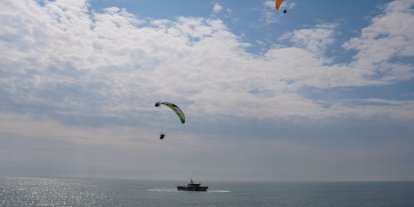 Denizden sahil güvenlik, havadan paramotorlar destek verdi, öğrenciler suyun önemine dikkat çekti