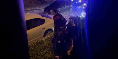 Şiddetli yağış sele döndü, araçlarında mahsur kalan vatandaşları itfaiye kurtardı