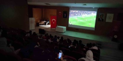 Eskişehirli öğrenciler milli heyecanı omuz omuza yaşadı