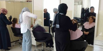 Yaşlılar hayatlarında ilk defa kuaförde bakım yaptırdı