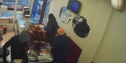Diyarbakır’da silahla kuyumcu soygunu kamerada: Yaklaşık 1,5 kilo altın çalıp kayıplara karıştılar