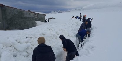 Ağrı’da köylüler sel riskine karşı karı kürekle yararak su yolu açtı