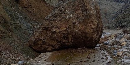 Sason’da yamaçtan düşen kaya, köy yolunu ulaşıma kapattı