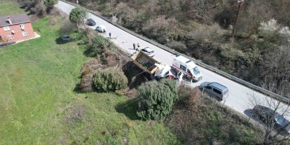 Arnavutköy’de hafriyat kamyonu çayırlık alana uçtu, ağaçların devrildiği alan havadan görüntülendi