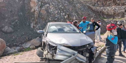 Şanlıurfa’da otomobil bariyerlere çarptı: 3 yaralı