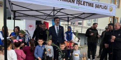 Manyas’ta Orman Haftası’nda fidanlar öğrencilere dağıtıldı
