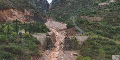 Aşırı yağışla birlikte derenin artan debisi köprüyü yıktı, yolda çökmeye neden oldu