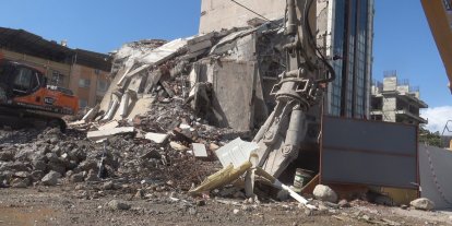 İş  makinasının kolona son dokunuşu 7 katlı binayı yerle bir etti