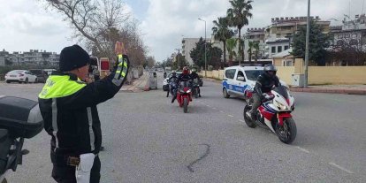 Mesleğinde 32 yılı geride bırakarak emekli olan trafik polisinin son görevinde motosikletlilerden sürpriz