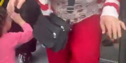 Otobüste kadınlar yer kavgasında şoförün kolunu ısırdı