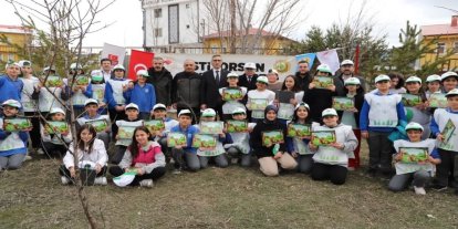 Bayburt’ta öğrenciler Orman Haftası kapsamında fidan dikti