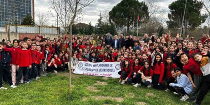 Bursa’da ilköğretim öğrencileri selvi fidanı diktiler