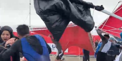 Salda Duatlonu Türkiye Kupası’nda şiddetli rüzgar çadır ve bariyerleri uçurdu, o anlar kameralara yansıdı