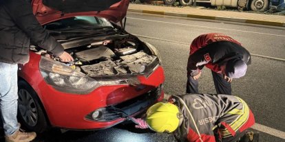 Aracın motoruna giren tilki ekiplerce kurtarıldı