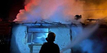 Kullanılmayan ev alev alev yandı