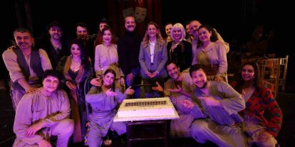 Dünya tiyatro gününde sahne çiçek bahçesine döndü