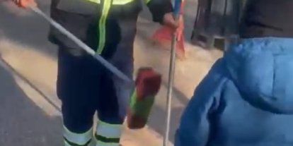 Küçük oğluyla birlikte çalışan temizlik işçisi duygulandırdı