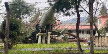 Üzerine ağaç düşen uçak zarar gördü