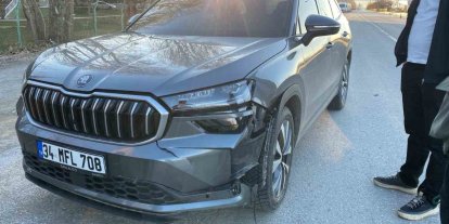 Muş’ta yolun karşısına geçen köpeğe otomobil çarptı