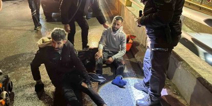 Motosiklet, otomobile arkadan çarptı: 2 yaralı