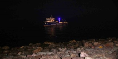 Rize’de kafes balıkçılığında kullanılan balıkçı motoru karaya oturdu