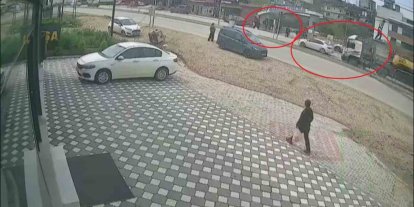 Karşıdan karşıya geçmek isteyen öğrencilere çarpmamak için sola manevra yapan iş makinesi yüklü tır sürücüsünün faciayı önlediği anlar kamerada