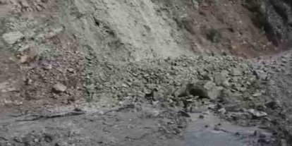 Heyelan köy yolunu ulaşıma kapattı