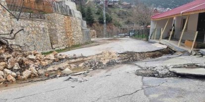 Mersin’de heyelan: Yol yarıldı, evler zarar gördü