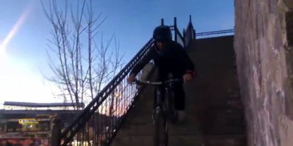 Gençlerin bisikletle merdivenler üzerindeki gösterisi nefes kesti