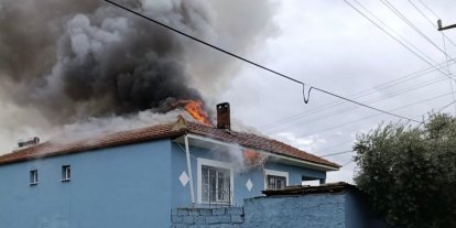 Alaşehir’de korkutan ev yangını