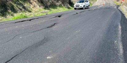 Çökmelerin olduğu yol kazalara davetiye çıkarıyor