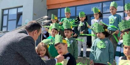 Kaymakam Pelvan öğrencilerle fidan dikti