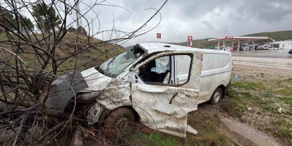 Midibüs şarampole girdi: 1 yaralı