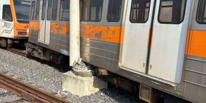 Adana’da raydan çıkan metro vagonu direğe çarptı