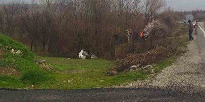 Elazığ’da otomobil dereye uçtu: 3 yaralı