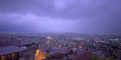 Şimşeklerin geceyi aydınlattığı Hatay’da dolu yağışı yolları göle çevirdi