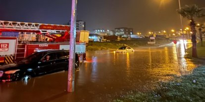 Cizre’de araçlarda mahsur kalan 3 kişiyi itfaiye ekipleri kurtardı