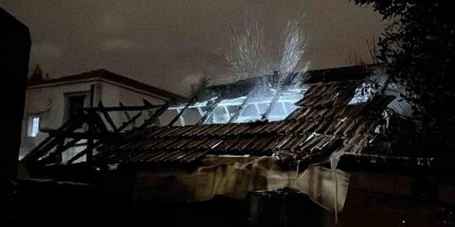 Gece saatlerinde müstakil evde çıkan yangın itfaiye ekiplerince söndürüldü