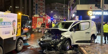 Hafif ticari araç ile otomobil çarpıştı: 2 yaralı
