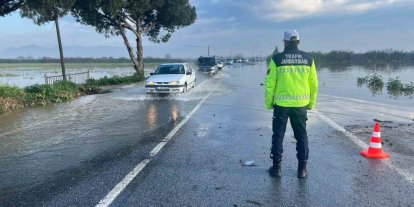 Menderes Nehri taştı, İncirliova-Koçarlı yolu sular altında kaldı
