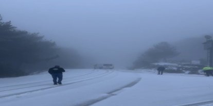 Osmaniye’de dolu yağışı yolları beyaza bürüdü