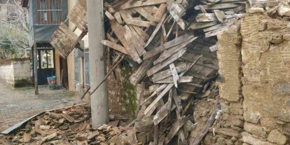 Denizli’de metruk ev çöktü