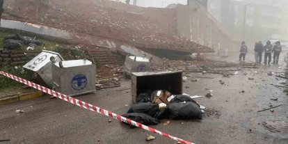 Maltepe’de okulun istinat duvarı çöktü: Araç kullanılamaz hale geldi