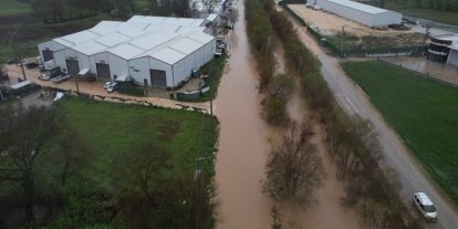 Ürünlü Deresi taştı, araçlar mahsur kaldı