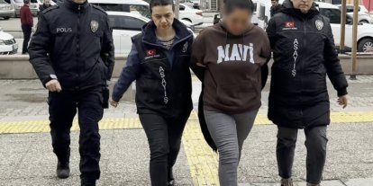 Annesinin sevgilisini bıçaklayan genç ve polise tokat atan annesi adliyede