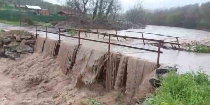 Bursa’da aşırı yağışlar köprüyü trafiğe kapattı
