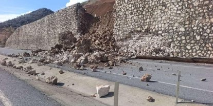 Yağışlara dayanamayan istinat duvarı yıkıldı