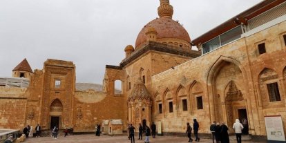 Selçuklu izleriyle yükselen İshak Paşa Sarayı ihtişamıyla göz kamaştırıyor