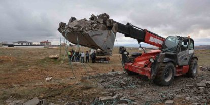 Kırşehir’de briket yüklü kamyon yan yattı